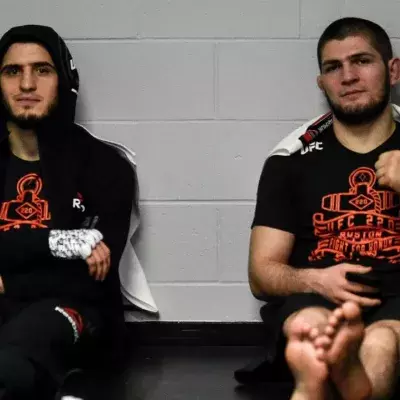 Islam Makhachev et Khabib Nurmagomedov dans les vestiaires de l'UFC. 