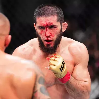 Islam Makhachev face à Dustin Poirier lors de l'UFC 302.