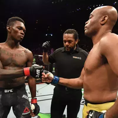 Israel Adesanya et Anderson Silva dans l'octogone lors de leur combat à l'UFC en 2019. 
