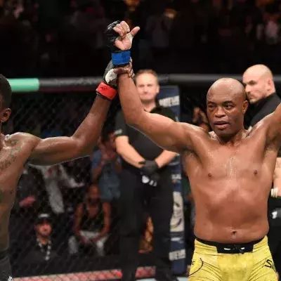 Israel Adesanya et Anderson Silva. 