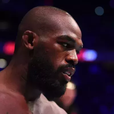 Jon Jones est un combattant de MMA évoluant actuellement chez les poids lourds après avoir effectué la majorité de sa carrière chez les lourds-légers. 