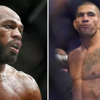 Jon Jones et Alex Pereira dans la cage de l'UFC
