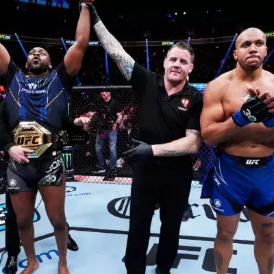 Jon Jones et Ciryl Gane après leur combat à l'UFC 285. 