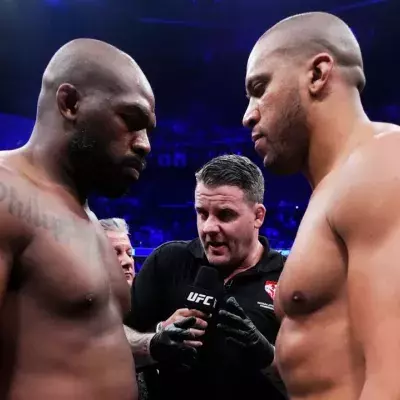 Jon Jones et Ciryl Gane lors du face à face dans l'octogone avant leur combat à l'UFC 285. 
