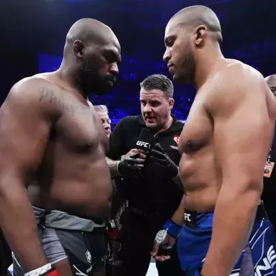 Jon Jones face à Ciryl Gane le 5 mars 2023 lors de l'UFC 285.