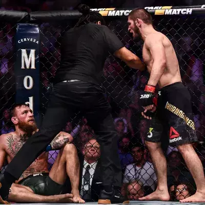 Khabib s'en prend à Conor McGregor après avoir soumis l'Irlandais lors de l'UFC 229.