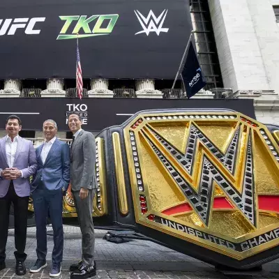 Les dirigeants de l'UFC et de la WWE prennent la pose après leur accord financier en septembre 2023.