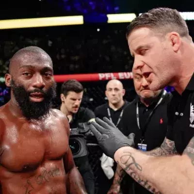 Marc Goddard lors du combat entre Cédric Doumbé et Baysangur Chamsoudinov au PFL Paris 2. 