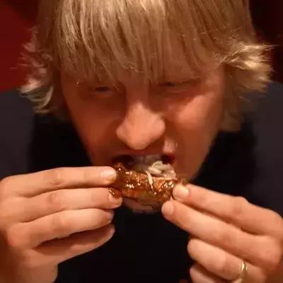  Paddy Pimblett battant un record d'ailes de poulet dans un restaurant