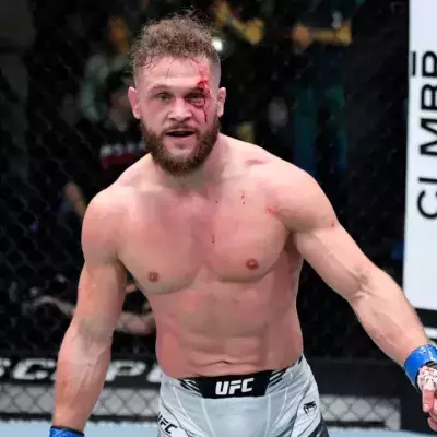 Rafael Fiziev dans la cage de l'UFC