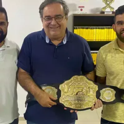Renan Barao présentant sa ceinture UFC