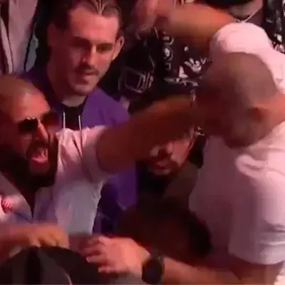 Sean Strickland a attaqué Dricus du Plessis en plein UFC 296. 