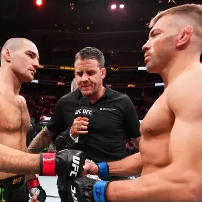 Sean Strickland et Dricus Du Plessis lors de leur premier affrontement à l'UFC 297. 