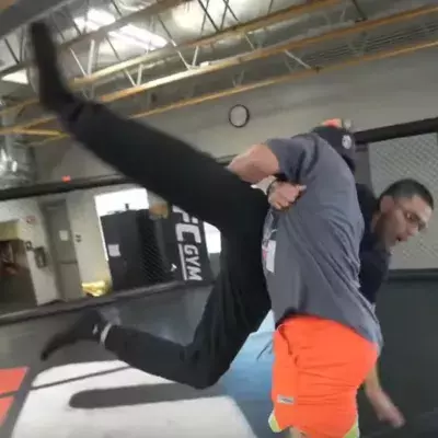 TJ Dillashaw amène au sol N3on