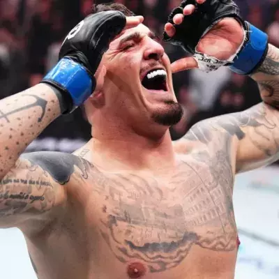 Tom Aspinall dans la cage de l'UFC