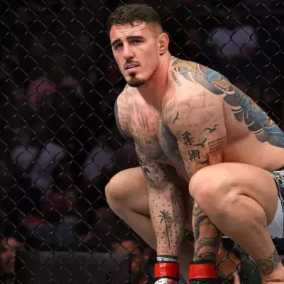 Tom Aspinall dans la cage de l'UFC