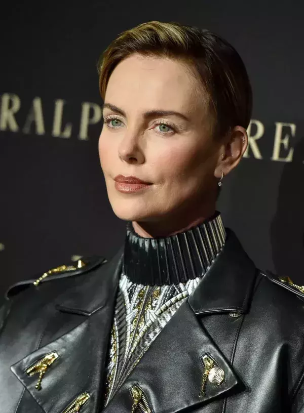 Charlize Theron a pris 14 kilos pour...