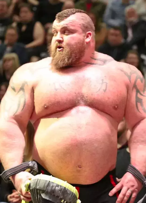 Eddie Hall avec une prise de masse impressionnante au fil des années, et des compétitions