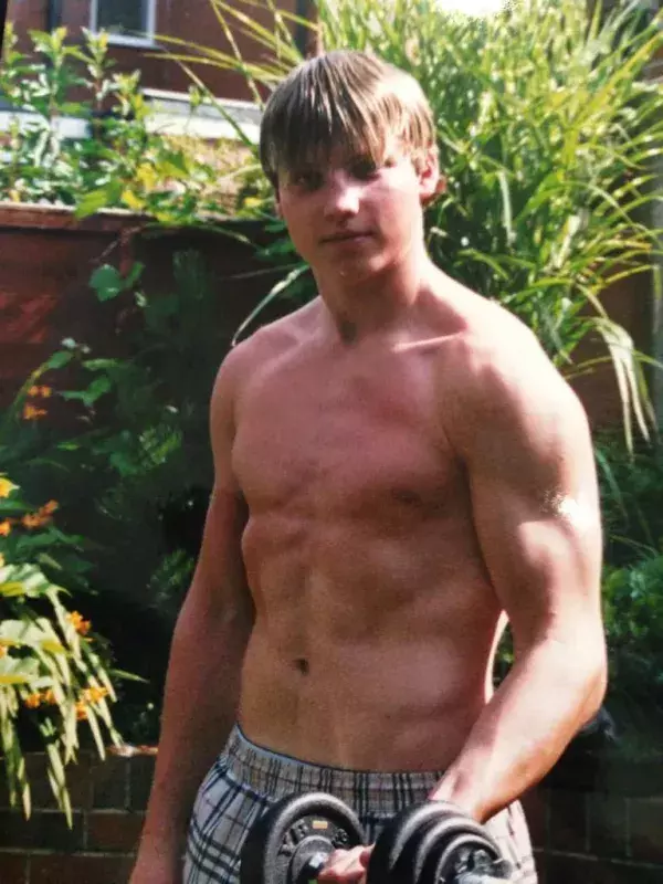Eddie Hall à l'âge de 14 ans, alors qu'il était nageur, avec un physique déjà bien dessiné