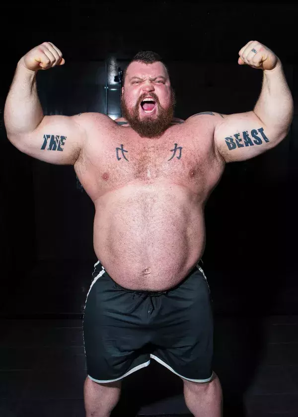 Eddie Hall qui s'affûte avec le temps, reste massif mais réduit considérablement sa masse graisseuse