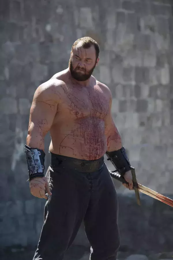Hafþór Júlíus Björnsson, épée en main, jouant le rôle de 'La Montagne', dans la série Game of Thrones