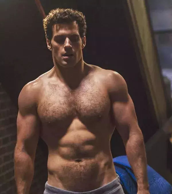 Henry Cavill - L'acteur de Superman affiche une shape impeccable. Abs of Steel.