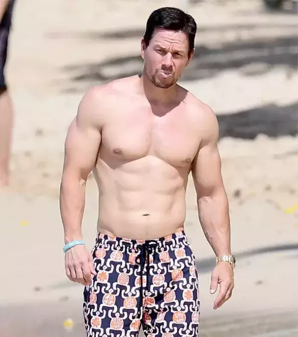 Mark Wahlberg - L'acteur assure son physique pour ses rôles de films d'action. À en voir ses abdominaux apparents, se lever à trois heures du matin pour s'entraîner vaut largement le coup.