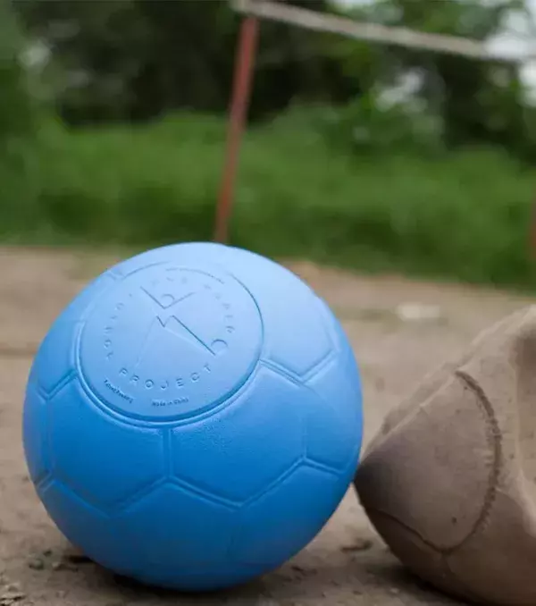 BONUS - Ballon extra durable - One World Play Project. Si vous avez peur de balancer plein d'argent pour qu'il crèvent dans une haie 10 minutes plus tard, prenez celui-ci. Il pourrait parfois servir en pro.