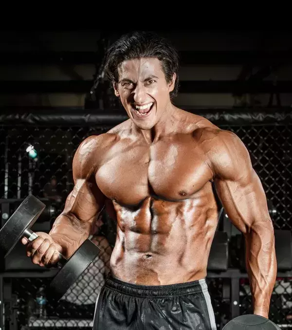 2. Sadik Hadzovic : bodybuilder américain. Depuis 2012 ans, il a pris part à 12 compétitions mondiales sans jamais finir moins bien que 4ème