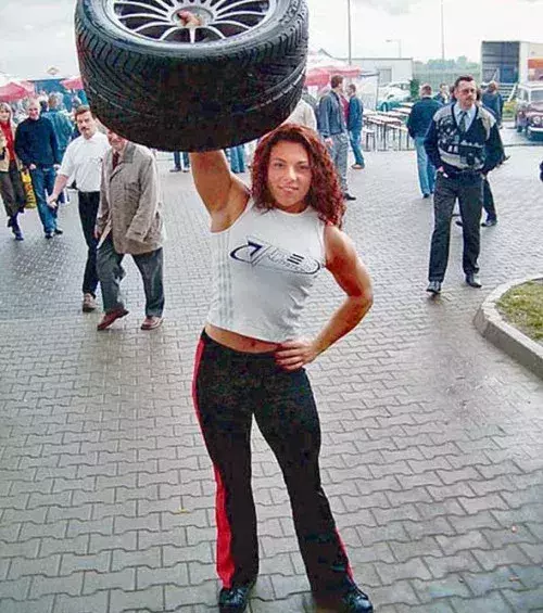 4. Aneta Florczyk : championne du monde et femme la plus forte du monde en 2003, 2005, 2006 et 2008. Un record jamais égalé.