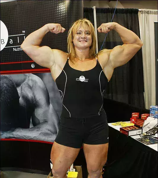 9. Becca Swanson : seule femme du monde à avoir fait du squat avec plus de 800 pounds (365 kilos)