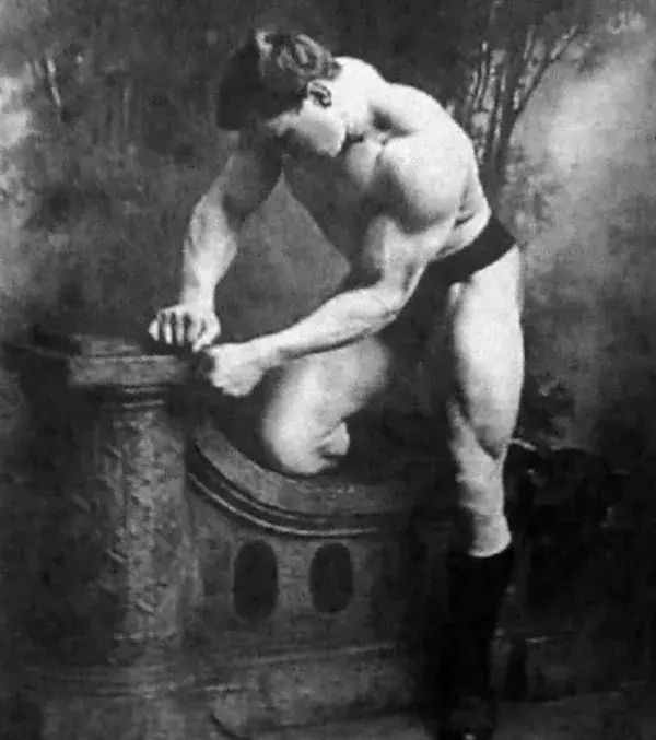 George Hackenschmidt, connu pour avoir popularisé le Hack Squat, 1900