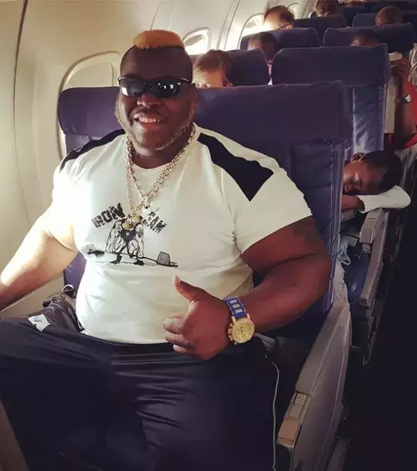 Iron Biby n'a pas de problème avec son voisin de siège dans l'avion, puisqu'il est obligé de prendre deux sièges.