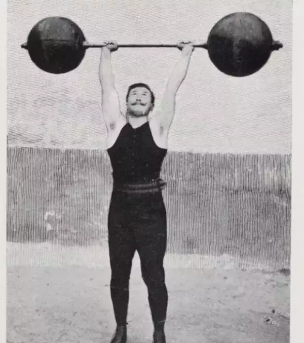 Le Strongman de l'école de police, 1906