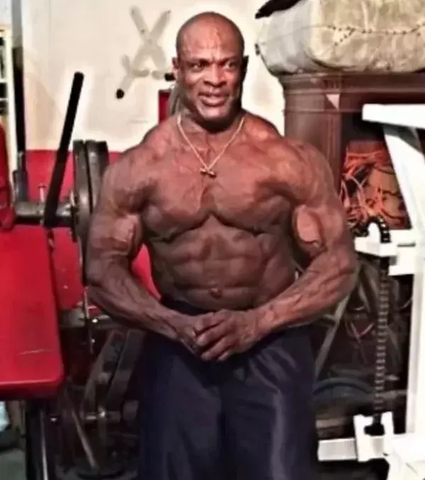 Malheureusement des problèmes de santé ont eu raison de lui et de sa masse musculaire. Aujourd'hui s'il s'entraîne c'est simplement pour éviter l'atrophie musculaire.