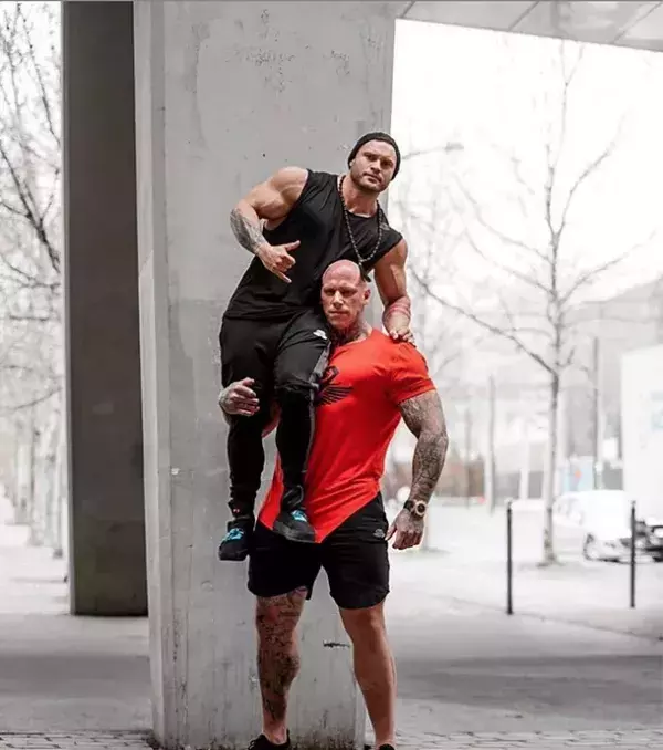 Martyn Ford prefère plutôt porter son pote sur ses épaules apparement.