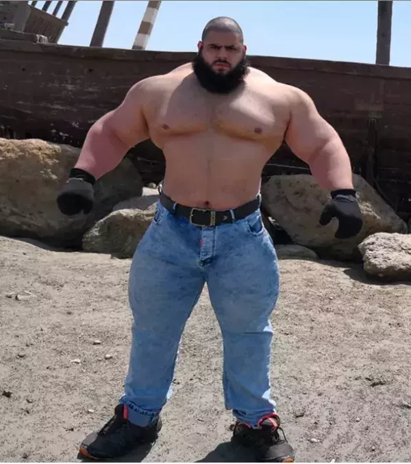 Sajad Gharibi est un haltérophile professionnel. Il est véritablement le Hulk Iranien (chercher sur Google vous verrez).