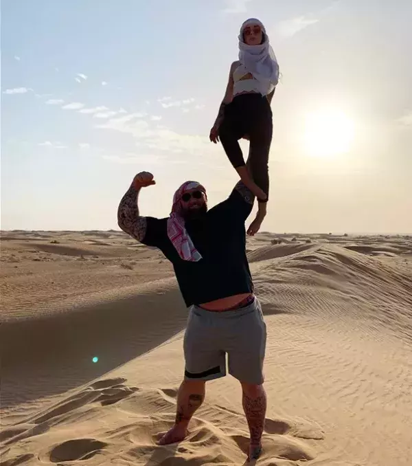 Thor Bjornsson porte sa femme à une main. Peut-on dire qu'elle est au sommet de la montagne ?