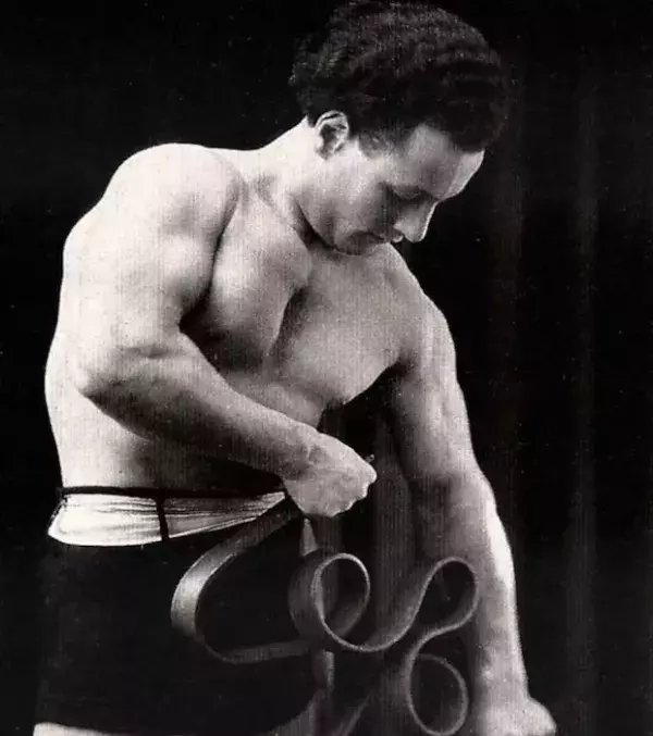 Un Strongman photographié au Circa, en 1920