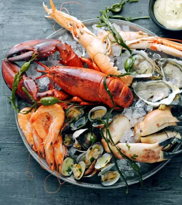 Les fruits de mers. Crevettes, crabes, huitres et autres crustacés sont faibles en calories mais riches en éléments nutritionnels.