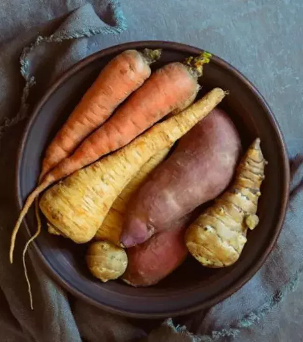 Les légumes de saison. On y retrouve le navet, le panais, le topinambour et autres carottes, épinards, choux et radis.