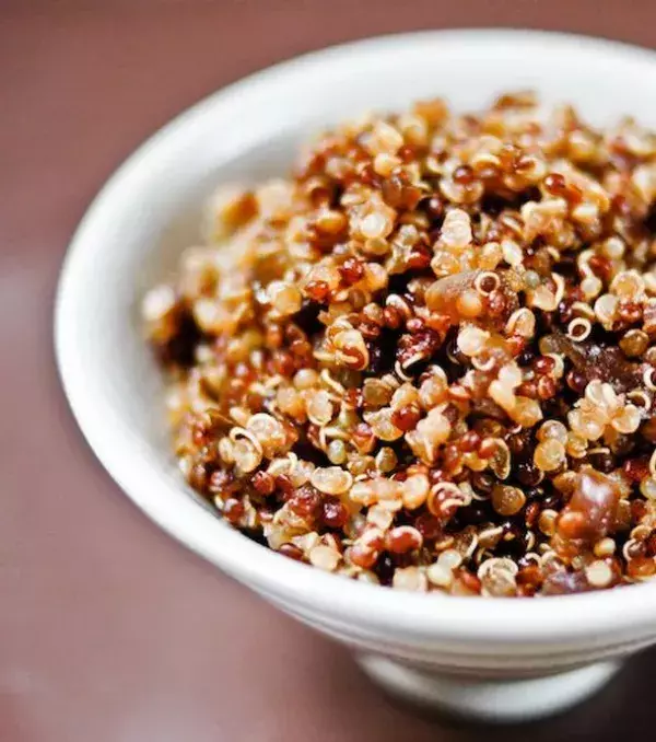 Manger du quinoa c'est être sûr d'ingérer des protéines. Une cup rapporte environ 8 grammes de protéines.