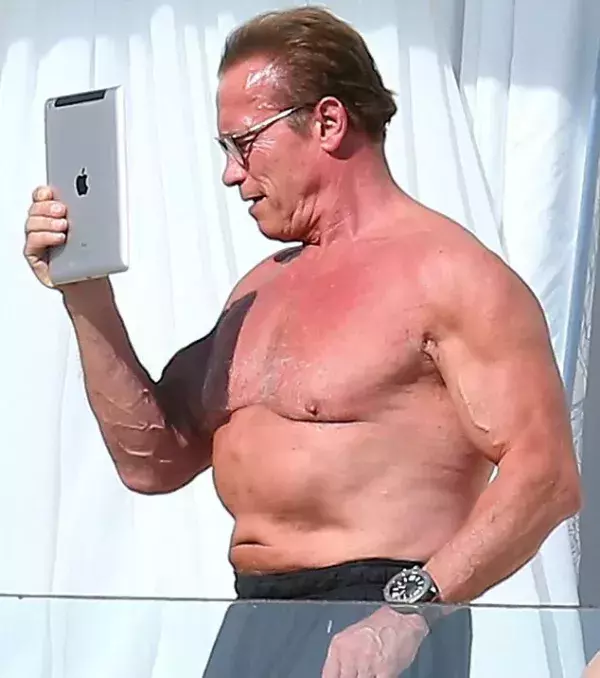 Arnold Schwarzenegger. Snapchat : ArnoldSchnitzel