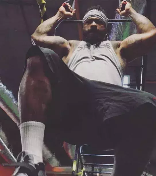 Darnell Dockett. Snapchat : ddockett90