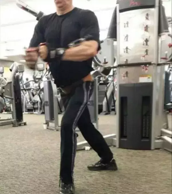 Encore des jambes pas assorties avec le reste du corps
