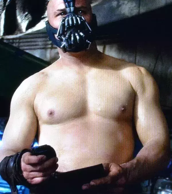 Et voici Tom Hardy dans le rôle de Bane dans 'The Dark Knight Rises', pour lequel il a dû prendre 15kg de muscle. Impressionnant
