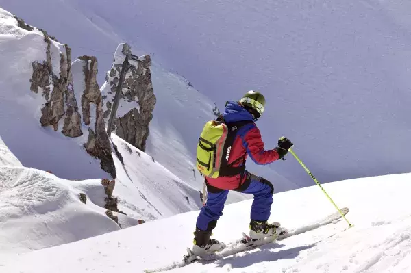 Le ski - Moins efficace que son cousin le ski de fond, faire quelques descentes demande beaucoup d'énergie. Jusqu'à 650 calories en une heure.