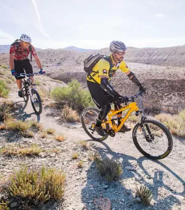 Le vélo - Peu importe le type de vélo, d'appartement, mountain bike ou cyclisme, vous allez dépenser beaucoup de calories dans ce sport. Jusqu'à 800 pour les plus énergiques.