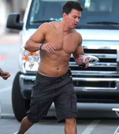 Mais Mark Wahlberg peut aussi être très musclé, comme dans 'No pain no gain' où il a dû prendre 18kg de muscle à base de 10 repas par jour