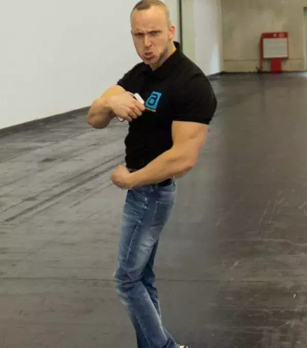 Un sportif dans un parking qui a oublié le leg day